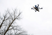 FILE PHOTO: A first-person view (FPV) drone is seen in flight at a training location of the 113th Territorial Defence Brigade of the Ukrainian Armed Forces, amid Russia‘s attack on Ukraine, at undisclosed location in Kharkiv region, Ukraine January 19, 2025. REUTERS/Alina Smutko/File Photo FOTO: Alina Smutko