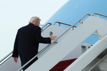 Americký prezident Donald Trump nastupuje do Air Force One. FOTO: REUTERS