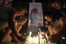 Veriaci zapaľujú sviečky za uzdravenie pápeža Františka počas vigílie v argentínskej metropole Buenos Aires. FOTO: TASR/AP
