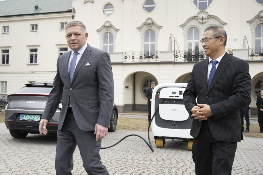 Predseda vlády Robert Fico a vpravo predseda predstavenstva Gotion Inobat Batteries, prezident Gotion EMEA Steven Cai. FOTO: TASR/Pavel Neubauer