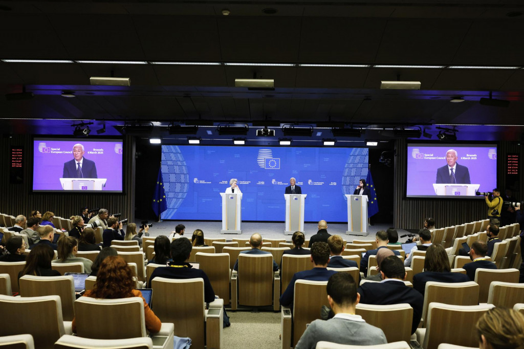 JB 5 Brusel - Zľava predsedníčka Európskej komisie Ursula von der Leyenová a predseda Európskej rady António Costa počas tlačovej konferencie na záver mimoriadneho summitu EÚ v sídle Európskej rady v Bruseli 6. marca 2025. Všetci 27 lídri krajín Európskej únie sa vo štvrtok na summite v Bruseli dohodli na záveroch o posilnení obrany bloku. Súhlasili s výrazným navýšením príspevkov na prezbrojenie Európy. Európska rada (ER) v záveroch tiež zdôraznila, že Európa sa musí stať suverénnejšou a zodpovednejšou za svoju obranu a musí byť lepšie vybavená na to, aby mohla konať a samostatne riešiť bezprostredné a budúce výzvy a hrozby, informuje osobitný spravodajca TASR. FOTO TASR/AP

European Commission President Ursula von der Leyen, left, and European Council President Antonio Costa, center, address a media conference at an EU Summit in Brussels, Thursday, March 6, 2025. (AP Photo/Omar Havana) FOTO: Omar Havana