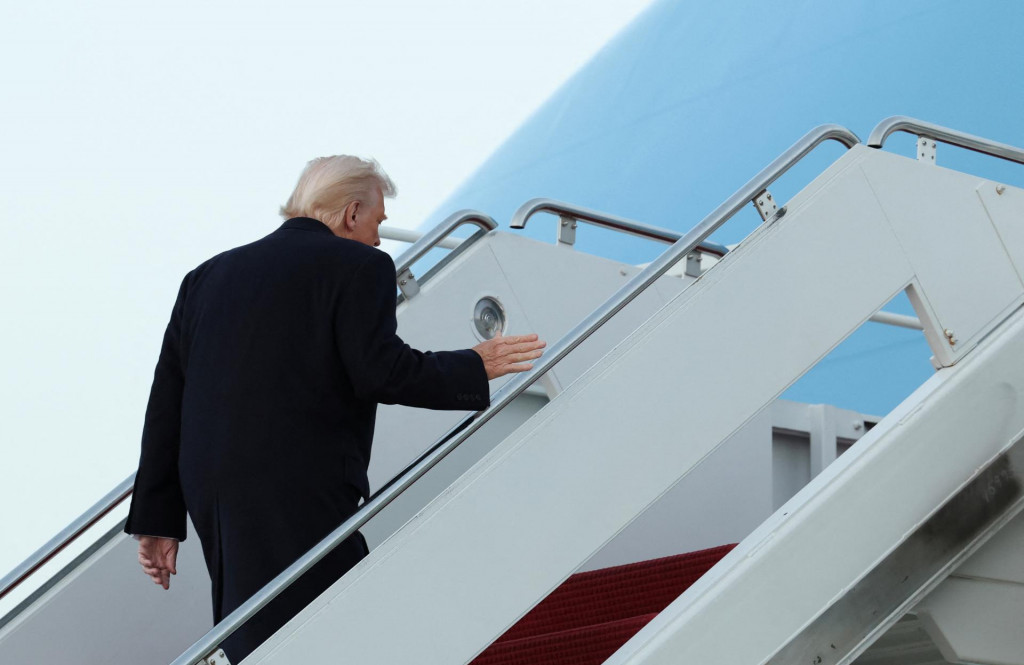 Americký prezident Donald Trump nastupuje do Air Force One. FOTO: REUTERS