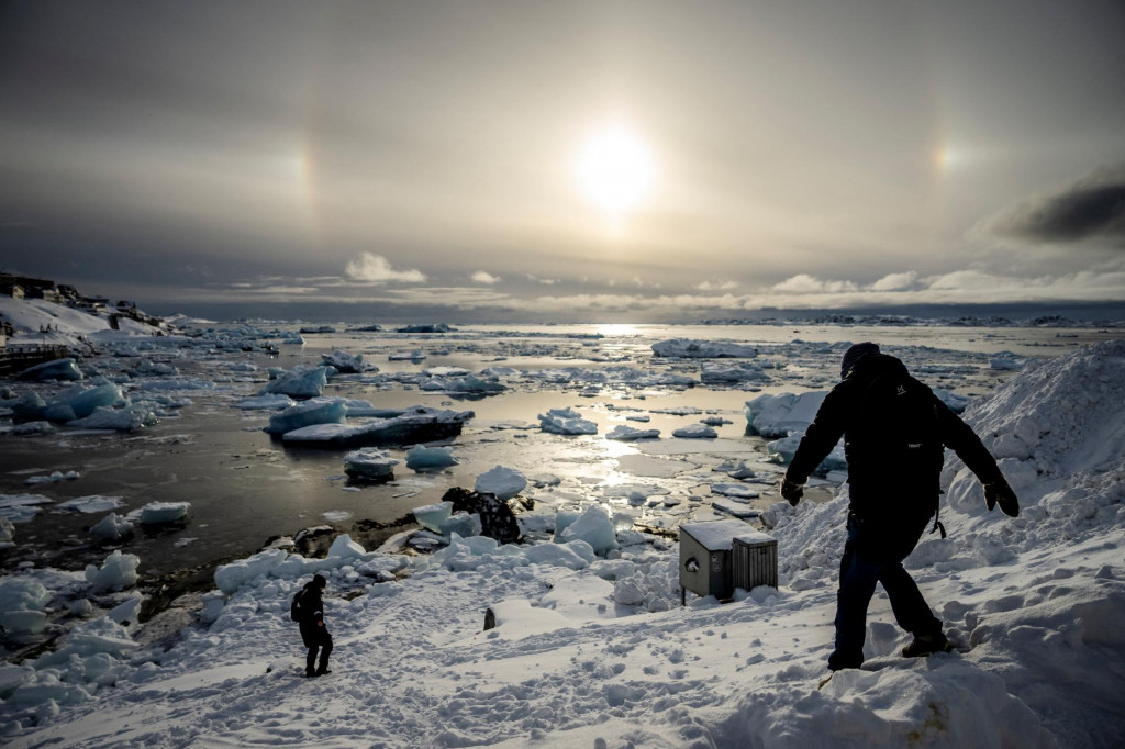 Ľudia chodia po ľade neďaleko grónskeho hlavného mesta Nuuk. FOTO: REUTERS