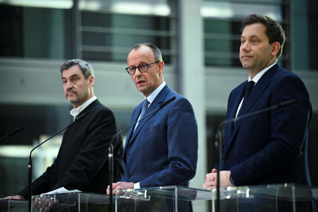 Budúci nemecký kancelár a líder CDU Friedrich Merz, bavorský krajinský premiér a líder CSU Markus Soeder a spolupredseda SPD Lars Klingbeil. FOTO: REUTERS