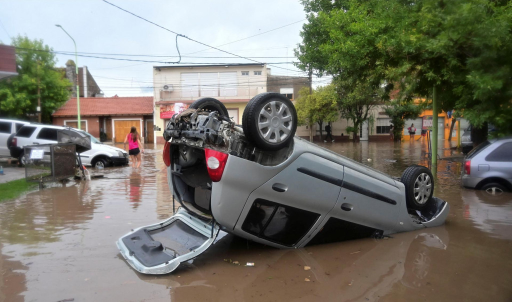 Počas uplynulých dní spadlo v meste Bahía Blanca 300 milimetrov dažďových zrážok, priemerný mesačný úhrn je 129 milimetrov. FOTO: REUTERS