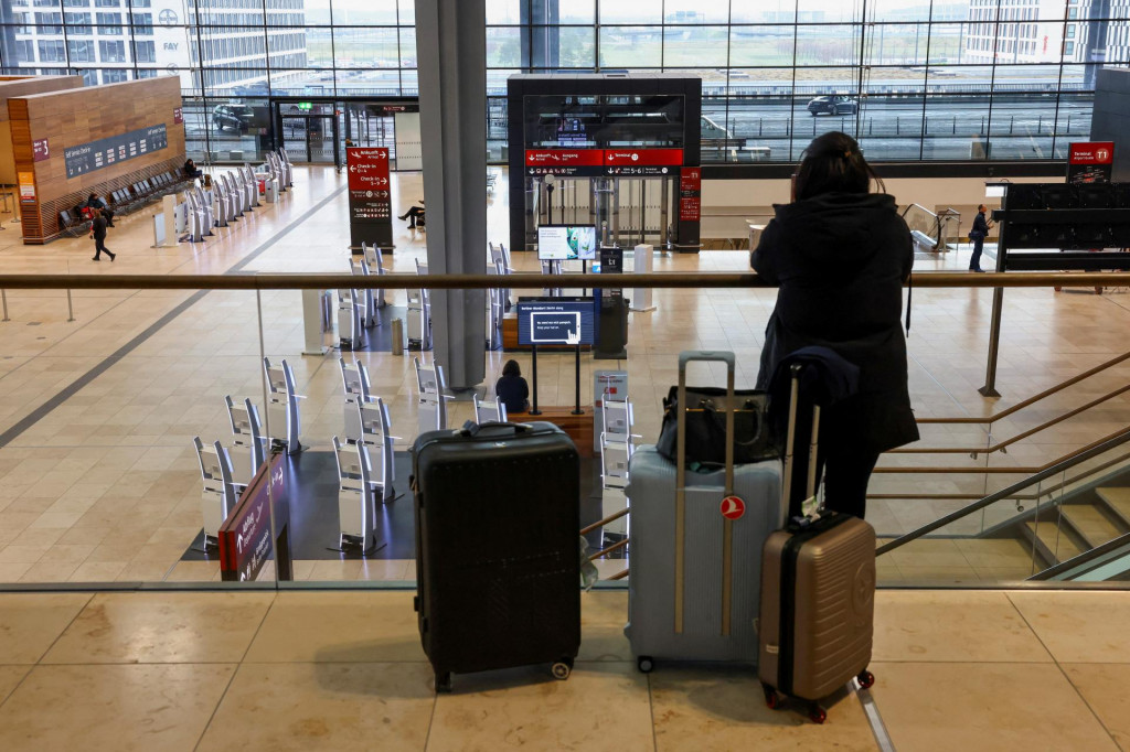 Odbory žiadajú zvýšenie platov o osem percent, vyššie príplatky a ďalšie tri dni voľna. FOTO: REUTERS