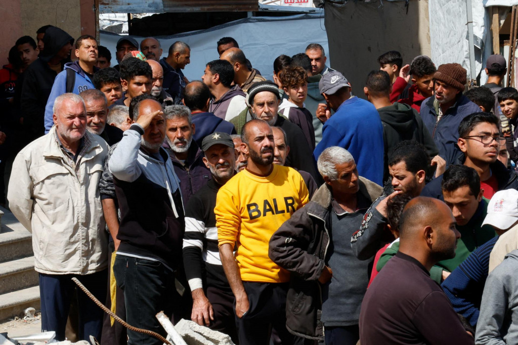 Časť energie pásmo obstaráva pomocou generátorov a solárnych panelov. FOTO: REUTERS