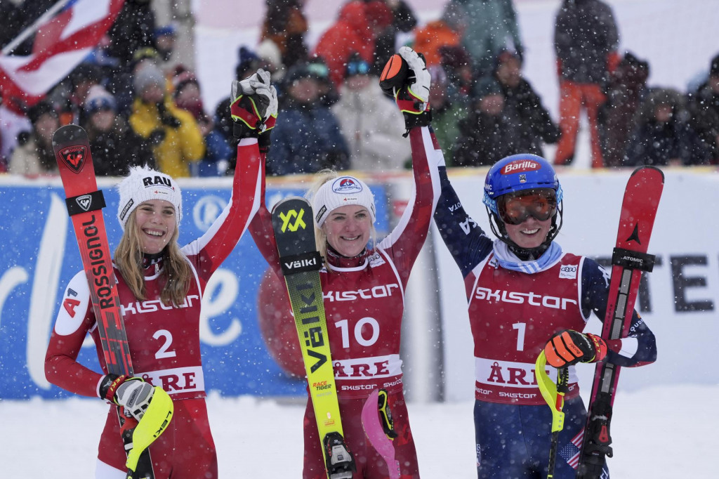 Rakúska lyžiarka Katharina Truppeová (uprostred) sa teší na pódiu po víťazstve v slalome Svetového pohára vo švédskom Are. Druhá skončila jej krajanka Katharina Liensbergerová (vľavo). Pódium doplnila Američanka Mikaela Shiffrinová. FOTO: TASR/AP