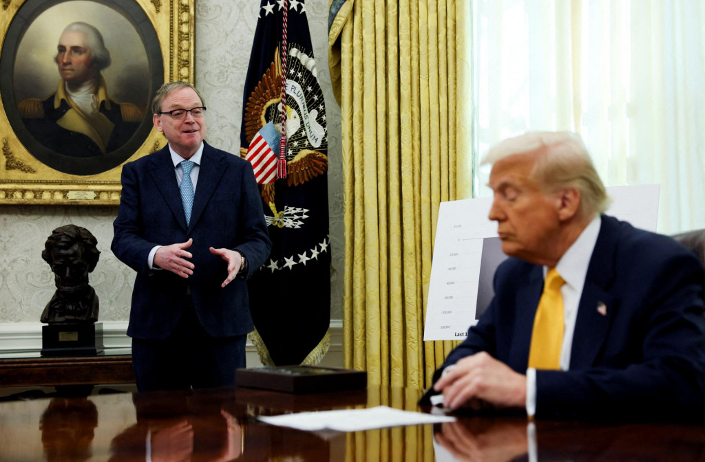Ekonomický poradca Bieleho domu Kevin Hassett hovorí po boku amerického prezidenta Donalda Trumpa v Oválnej pracovni Bieleho domu. FOTO: REUTERS