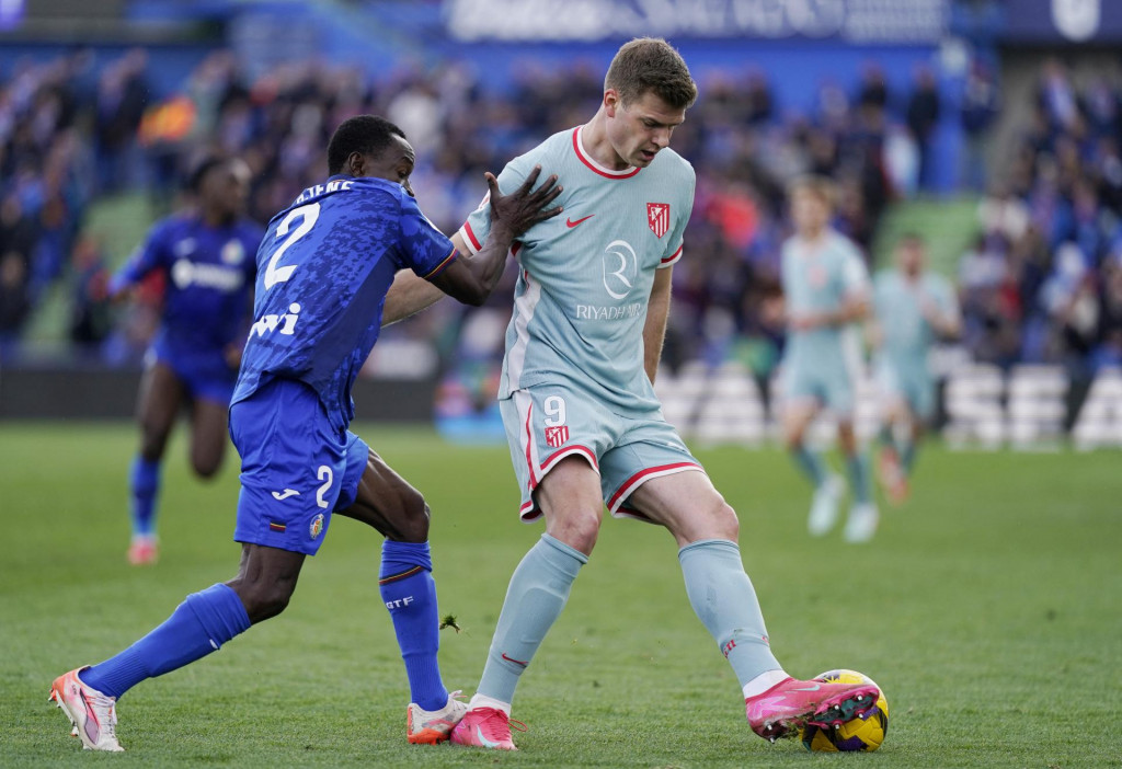 Djene z Getafe v akcii s Alexandrom Sorlothom z Atletica Madrid. FOTO: REUTERS