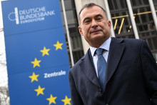 Prezident Bundesbank Joachim Nagel pózuje pred centrálou vo Frankfurte nad Mohanom 25. februára 2025. Nemecká centrálna banka Bundesbank vykázala za minulý rok stratu vyše 19 miliárd eur, prvú stratu za 45 rokov. Dôvodom je obrat v menovej politike Európskej centrálnej banky (ECB) v posledných rokoch, ktorý prakticky zlikvidoval rezervy Bundesbank. FOTO TASR/DPA