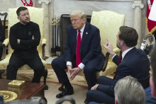 Americký viceprezident JD Vance hovorí s ukrajinským prezidentom Volodymyrom Zelenským, uprostred americký prezident Donald Trump počas stretnutia v Oválnej pracovni Bieleho domu vo Washingtone. FOTO: TASR/AP