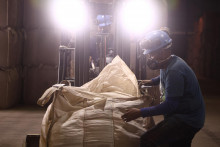 Ľudia pracuj&uacute; v sklade k&aacute;vy vo Franca v Braz&iacute;lii. FOTO: REUTERS