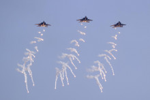 Stíhačky F-15K juhokórejských vzdušných síl zhadzujú bomby na spoločnom cvičení Soulu so Spojenými štátmi v meste Pchočchon v blízkosti hraníc so Severnou Kóreou. FOTO: TASR/AP
