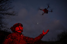 Ukjinský vojak vypustil bezpilotné lietadlo na pozíciu v prednej línii pri meste Toreck. FOTO: Reuters