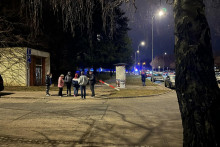 Policajti evakuujú časť brnenského sídliska Bohunice kvôli nálezu leteckej bomby na stavbe. Zdroj: X/Šimon Franc