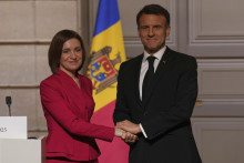 Francúzsky prezident Emmanuel Macron a moldavská prezidentka Maia Sanduová si podávajú ruky po tlačovej konferencii v Elyzejskom paláci v Paríži. FOTO: TASR/AP