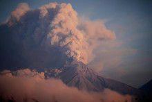 Sopka Fuego chrlí popol v guatemalskom Paline 10. marca 2025. FOTO: TASR/AP