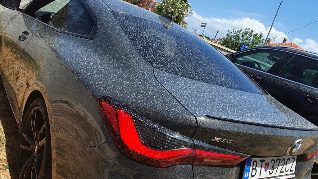 Saharský prach so sebou prináša aj väčšie či menšie čiastočky piesku, ktoré môžu poslúžiť ako „brúska“ na váš lak auta. Správny postup umývania nepodceňujte.