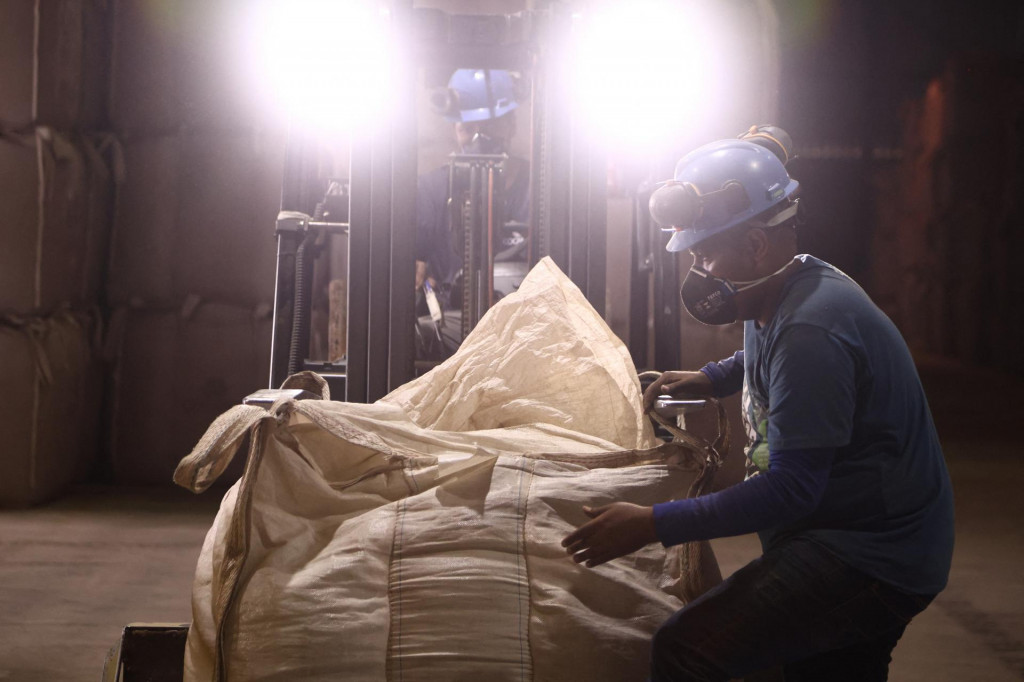 Ľudia pracuj&uacute; v sklade k&aacute;vy vo Franca v Braz&iacute;lii. FOTO: REUTERS