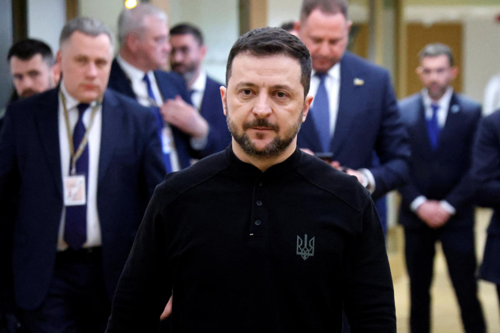 Volodymyr Zelenskyj pochopil, že nemá na výber, a tak vyťukal na Twitter príspevok, ktorý je možné čítať ako otvorený list Donaldovi Trumpovi. FOTO: Reuters
