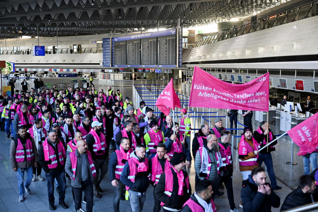 Pracovníci letiska demonštrujú na letisku vo Frankfurte počas 24-hodinového štrajku zvolaného nemeckým odborovým zväzom Verdi. FOTO: Reuters