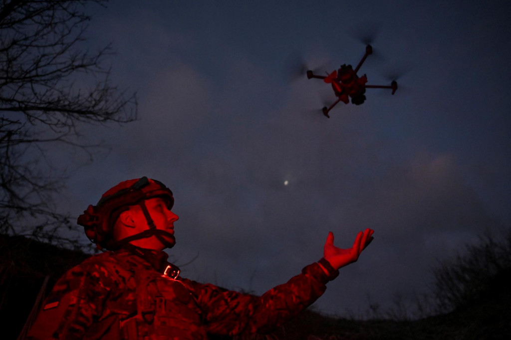 Ukjinský vojak vypustil bezpilotné lietadlo na pozíciu v prednej línii pri meste Toreck. FOTO: Reuters