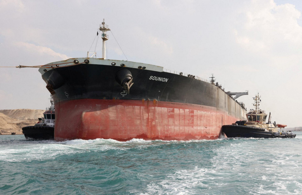 Remorkéry pomáhajú pri odťahovaní lode MT Sounion registrovanej v Grécku, na ktorú zaútočili jemenskí militanti minulý rok v Červenom mori.FOTO: Reuters/Správa Suezského prieplavu