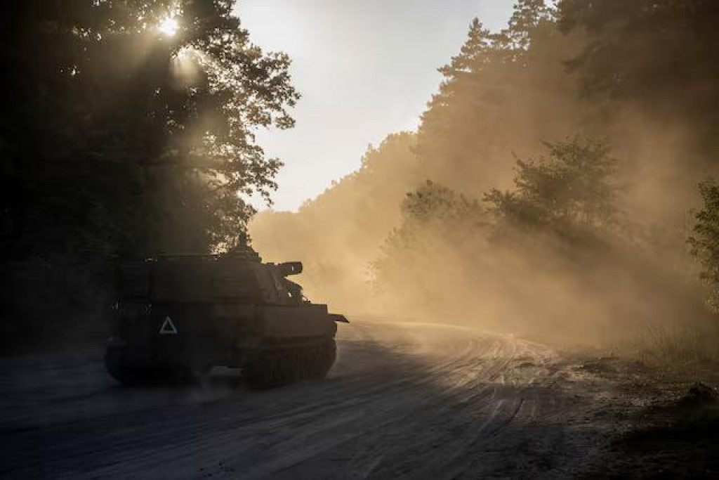 Ukrajinskí vojaci jazdia na samohybnej húfnici M109 Paladin uprostred ruského útoku na Ukrajinu. FOTO: Reuters