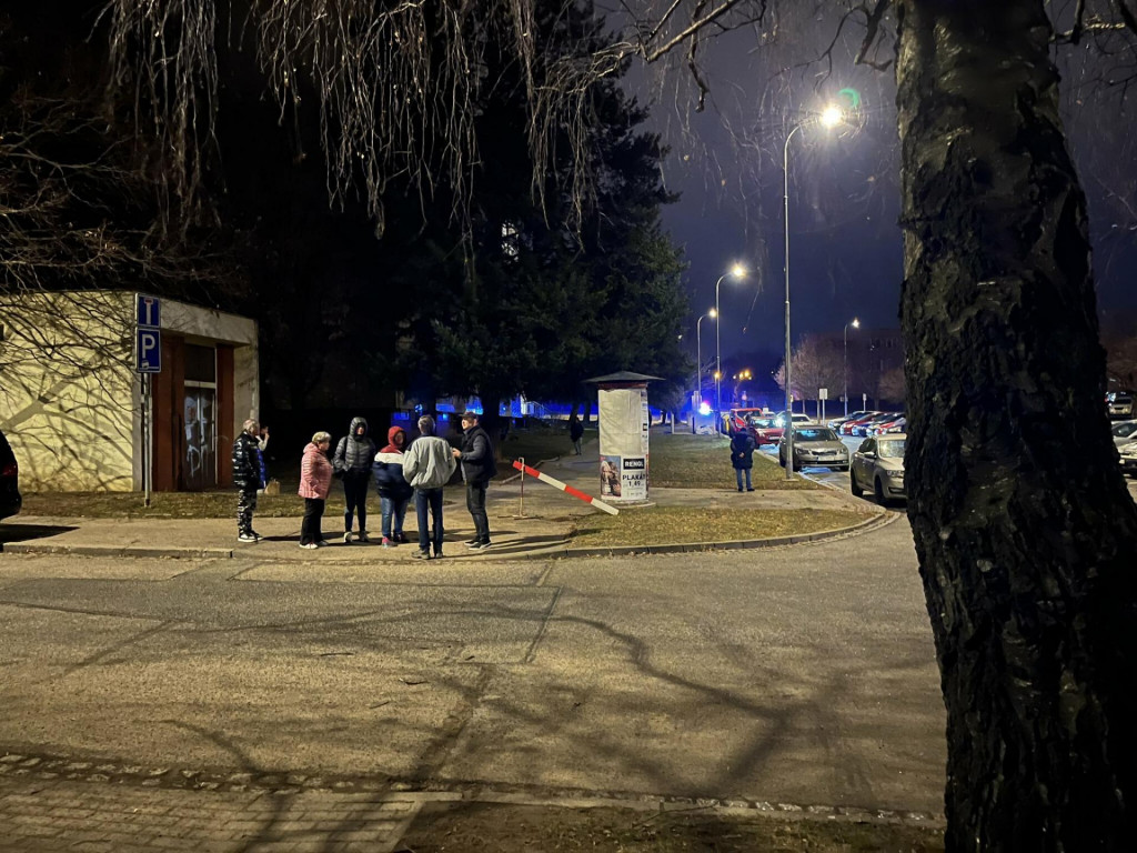 Policajti evakuujú časť brnenského sídliska Bohunice kvôli nálezu leteckej bomby na stavbe. Zdroj: X/Šimon Franc
