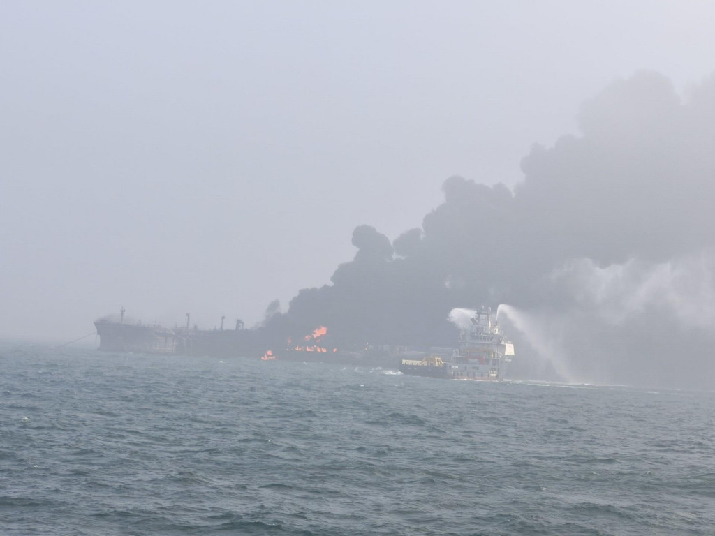 Posádky hasičského a záchranného zboru zasahujú pri zrážke ropného tankera a nákladnej lode pri severovýchodnom pobreží Anglicka. FOTO: Reuters