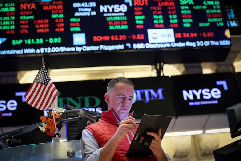 Obchodník pracuje na poschodí na burze cenných papierov v New Yorku (NYSE) v New Yorku. FOTO: Reuters