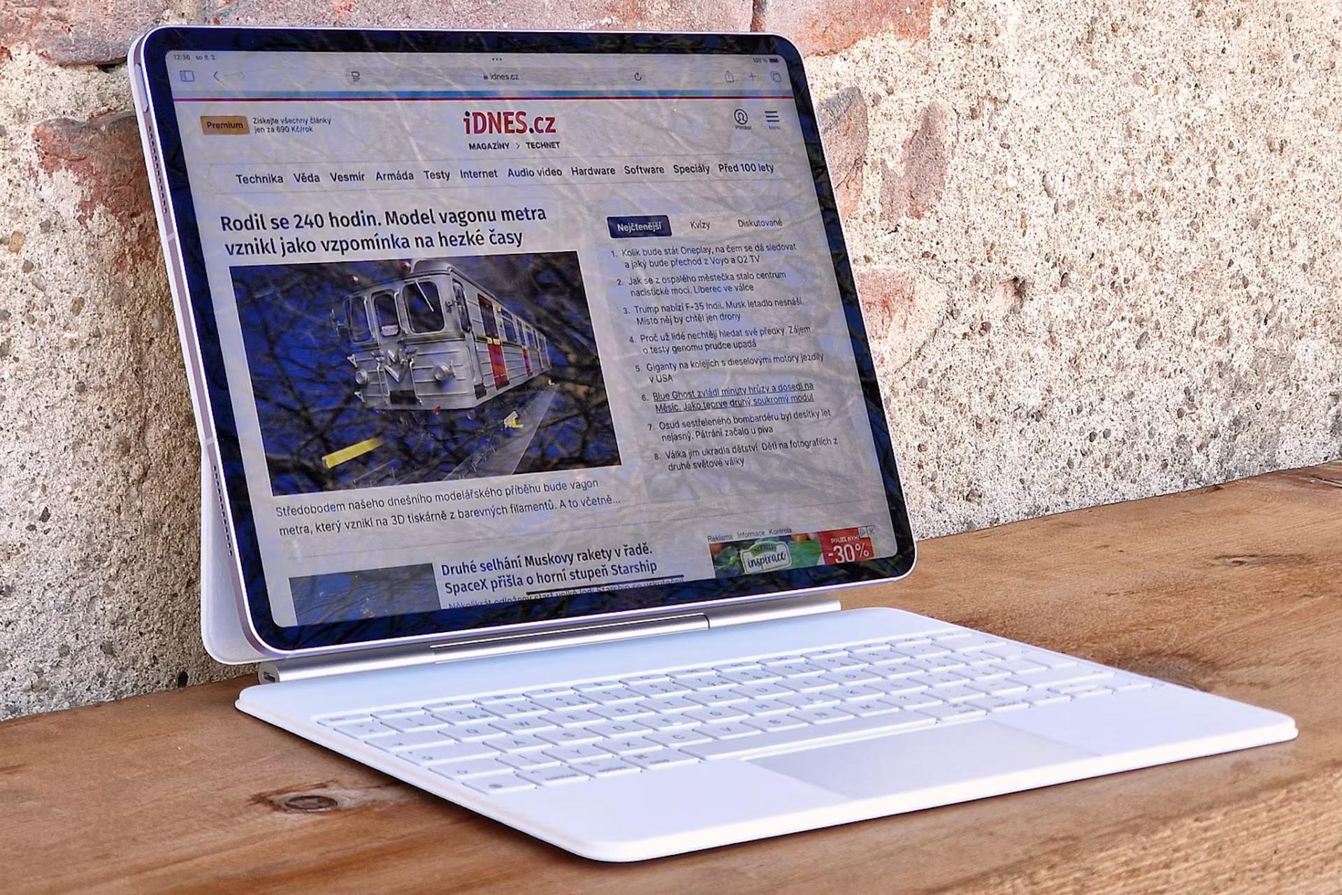 Uplynulo sotva desať mesiacov a na trh dorazil nový iPad Air. Opäť v dvoch veľkostiach, vybrať si môžete medzi 11- a 13-palcovým variantom. Najväčšou zmenou je nový výkonnejší čip M3. Vylepšená klávesnica ho približuje k iPadu Pro.