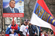 Zhromaždenie bosnianskych Srbov pred regionálnym parlamentom na podporu prezidenta Republiky srbskej Milorada Dodika. FOTO: REUTERS