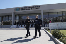 Policajti vychádzajú z Národnej galérie, kde poslanec gréckeho parlamentu Nikolaos Papadopulos strhol zo steny štyri vystavené obrazy v Aténach. FOTO: TASR/AP