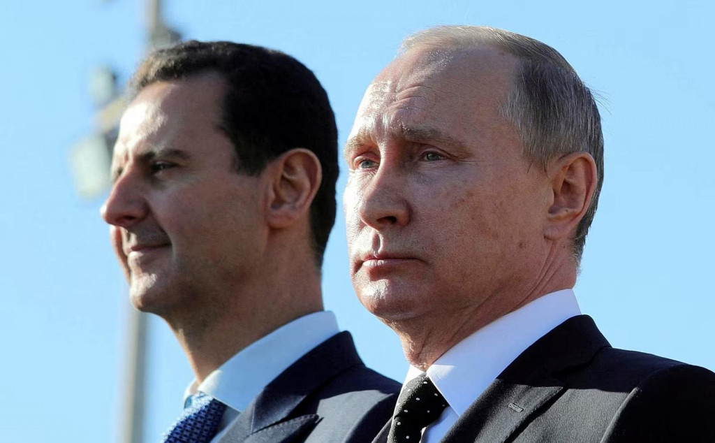 Ruský prezident Vladimír Putin a sýrsky prezident Bašár Asad na inšpekcii leteckej základne Hmímím. FOTO: REUTERS