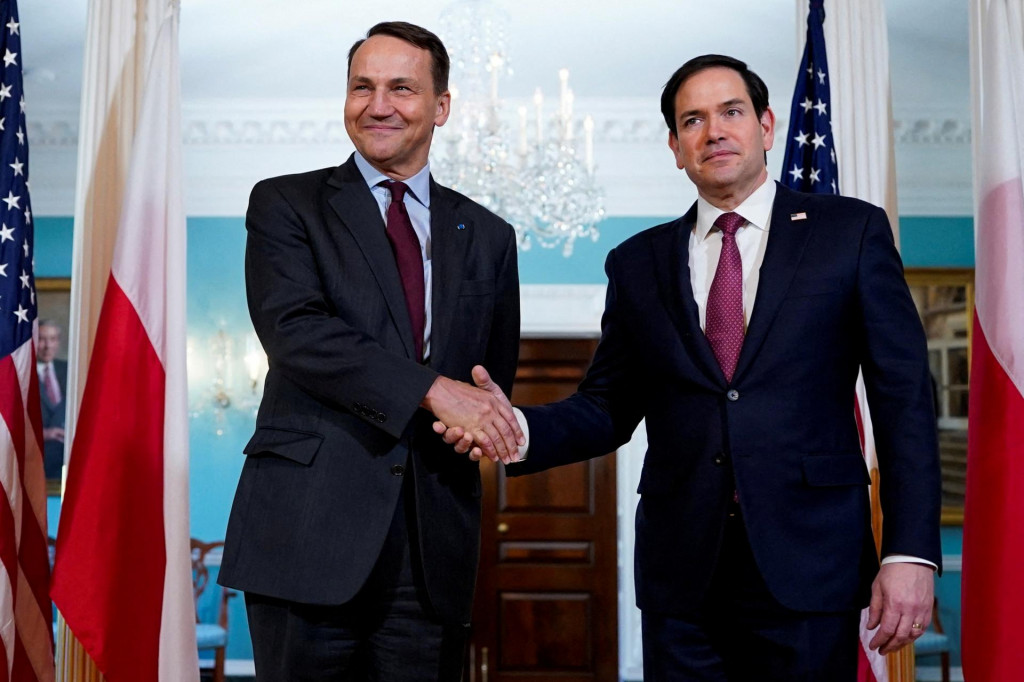 Americký minister zahraničných vecí Marco Rubio si podáva ruku s poľským ministrom zahraničných vecí Radoslawom Sikorským. FOTO: Reuters