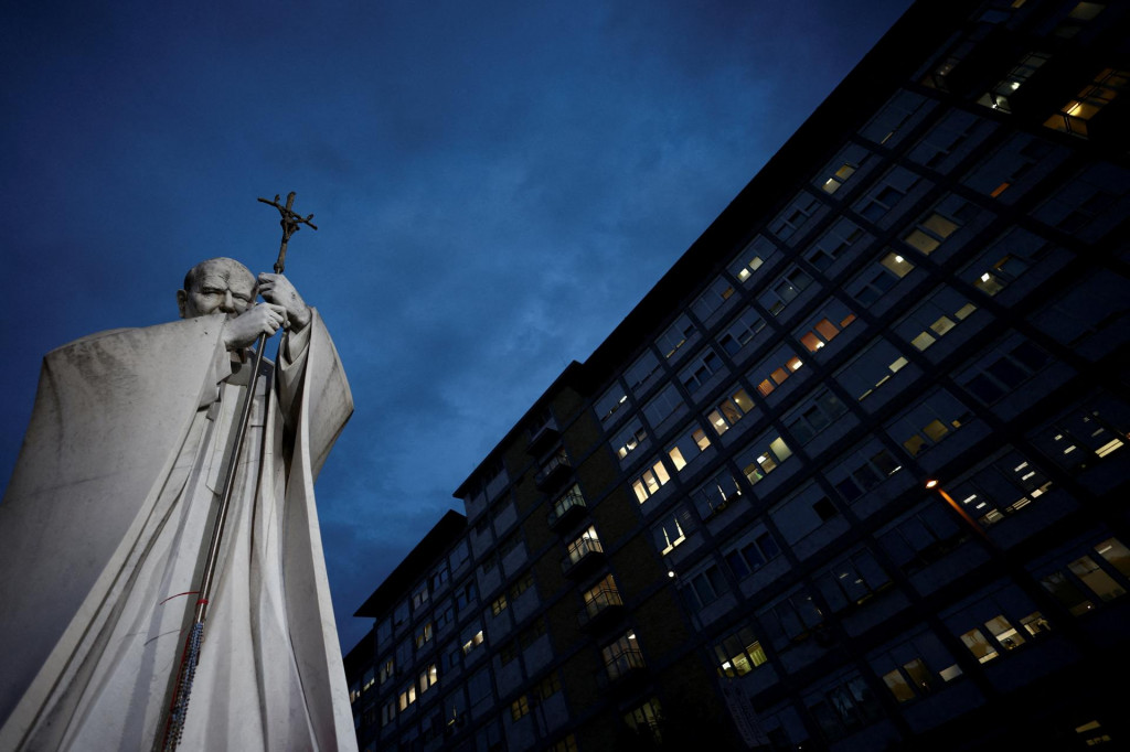 Pápeža Františka hospitalizovali 14. februára v rímskej Gemelliho nemocnici s bronchitídou, ktorá však neskôr prerástla do obojstranného zápalu pľúc. FOTO: Reuters