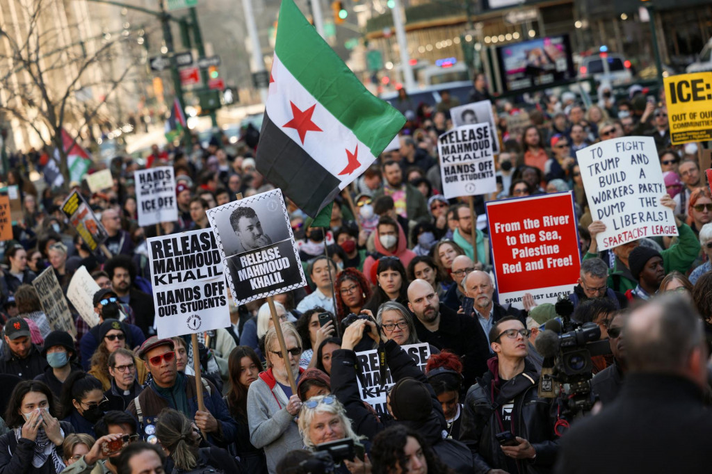 Protest proti zatknutiu palestínskeho študentského demonštranta Mahmúda Chálila. FOTO: Reuters