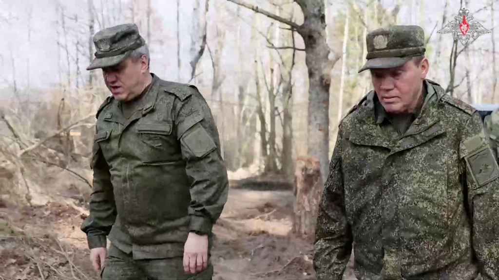 Náčelník generálneho štábu ruských ozbrojených síl Valerij Gerasimov kontroluje jednotky zapojené do rusko-ukrajinského konfliktu v lokalite ruskom Kursku, prevzaté z videa zverejneného 11. marca ruským ministerstvom obrany. FOTO: REUTERS