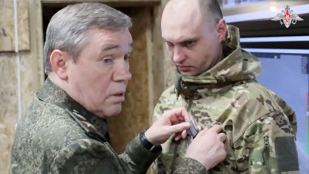 Ruských vojakov, ktorí sa snažia vytlačiť ukrajinské jednotky z Kurskej oblasti, navštívil náčelník generálneho štábu Valerij Gerasimov. FOTO: Reuters/Ruské ministerstvo obrany