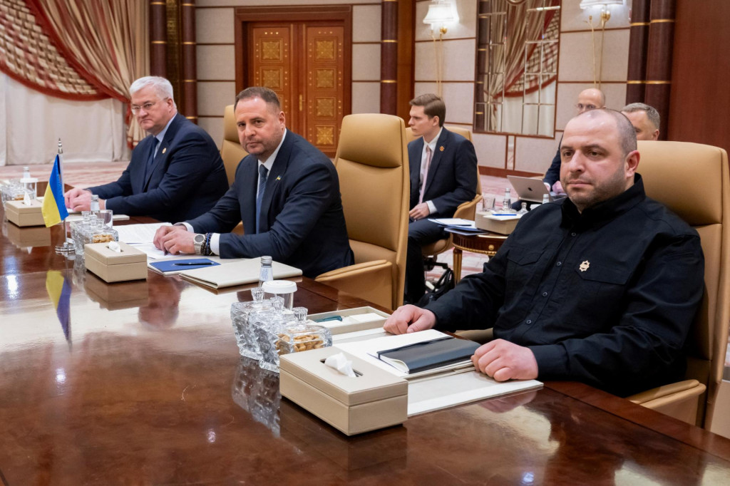 ukrajinsk&yacute; minister zahraničn&yacute;ch vec&iacute; Andrij Sybiha, &scaron;&eacute;f kancel&aacute;rie ukrajinsk&eacute;ho prezidenta Andrij Jermak a ukrajinsk&yacute; minister obrany Rustem Umerov počas stretnutia v Džidde v Saudskej Ar&aacute;bii. FOTO TASR/AP