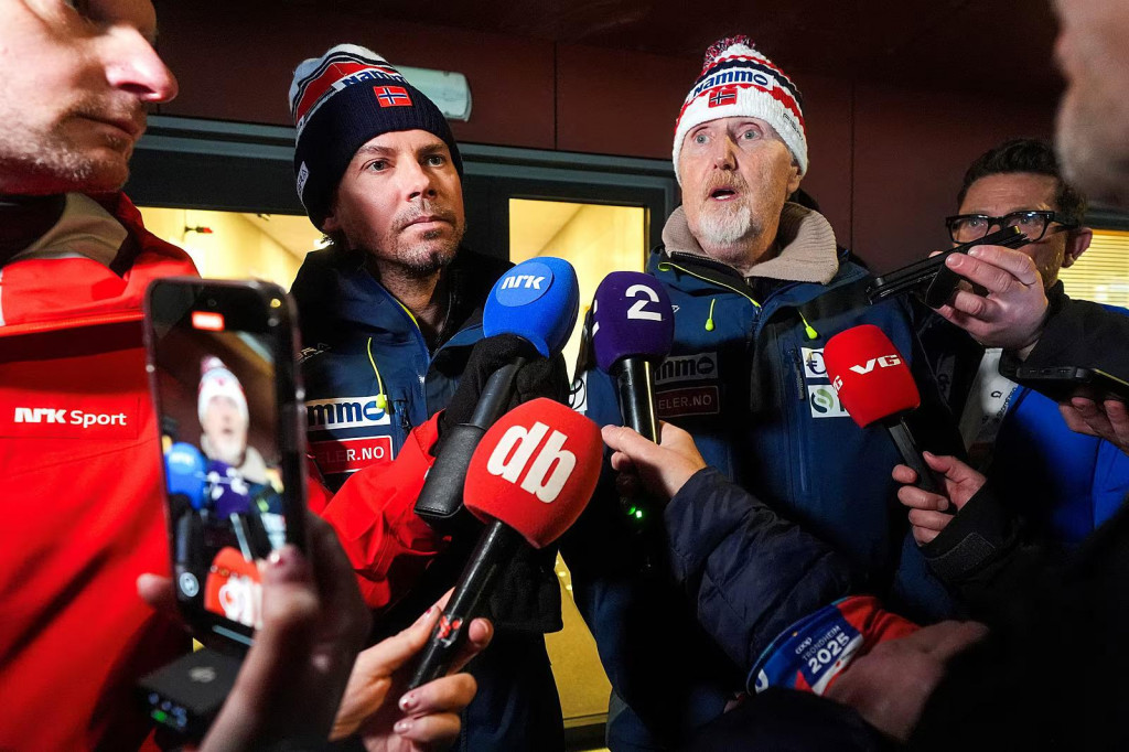 Tréner nórskych skokanov na lyžiach Magnus Brevig a športový riaditeľ Jan-Erik Aalbu sa rozprávajú s novinármi. FOTO: Reuters