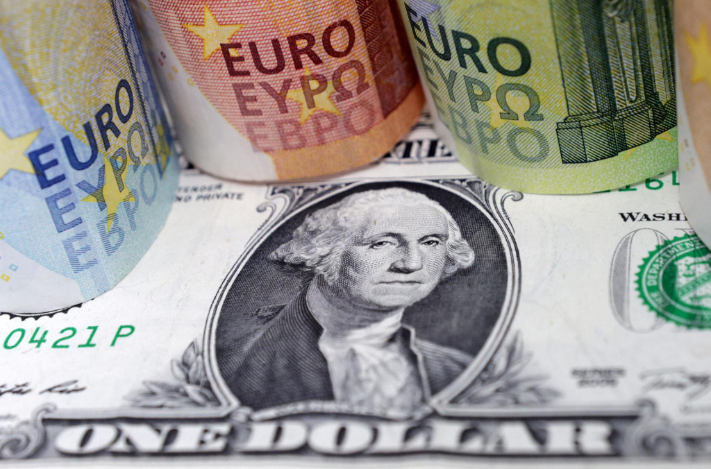 Krátko po 18:00 SEČ si jednotná európska mena pripisovala cez 0,8 percenta a pohybovala sa v tesnej blízkosti 1,0925 dolára. FOTO: REUTERS