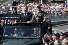 Poľský prezident Andrzej Duda a náčelník Generálneho štábu poľských ozbrojených síl generál Rajmund Andrzejczak sa zúčastňujú na vojenskej prehliadke v Deň ozbrojených síl, ktorý sa každoročne oslavuje 15. augusta na pripomenutie si víťazstva Poľska nad Červenou armádou Sovietskeho zväzu v roku 1920. FOTO: REUTERS