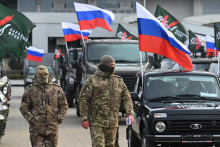 Príslušníci vojenskej ruskej služby kráčajú medzi novými vozidlami, ktoré odovzdalo ruské hnutie ”Ľudový front” armáde. FOTO: REUTERS