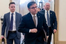 Americký predseda Snemovne reprezentantov Mike Johnson prichádza do Kapitolu USA vo Washingtone, D.C.. FOTO: Reuters