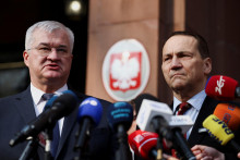 Ukrajinský minister zahraničných vecí Andrij Sybiha a poľský minister zahraničných vecí Radoslaw Sikorski. FOTO: Reuters