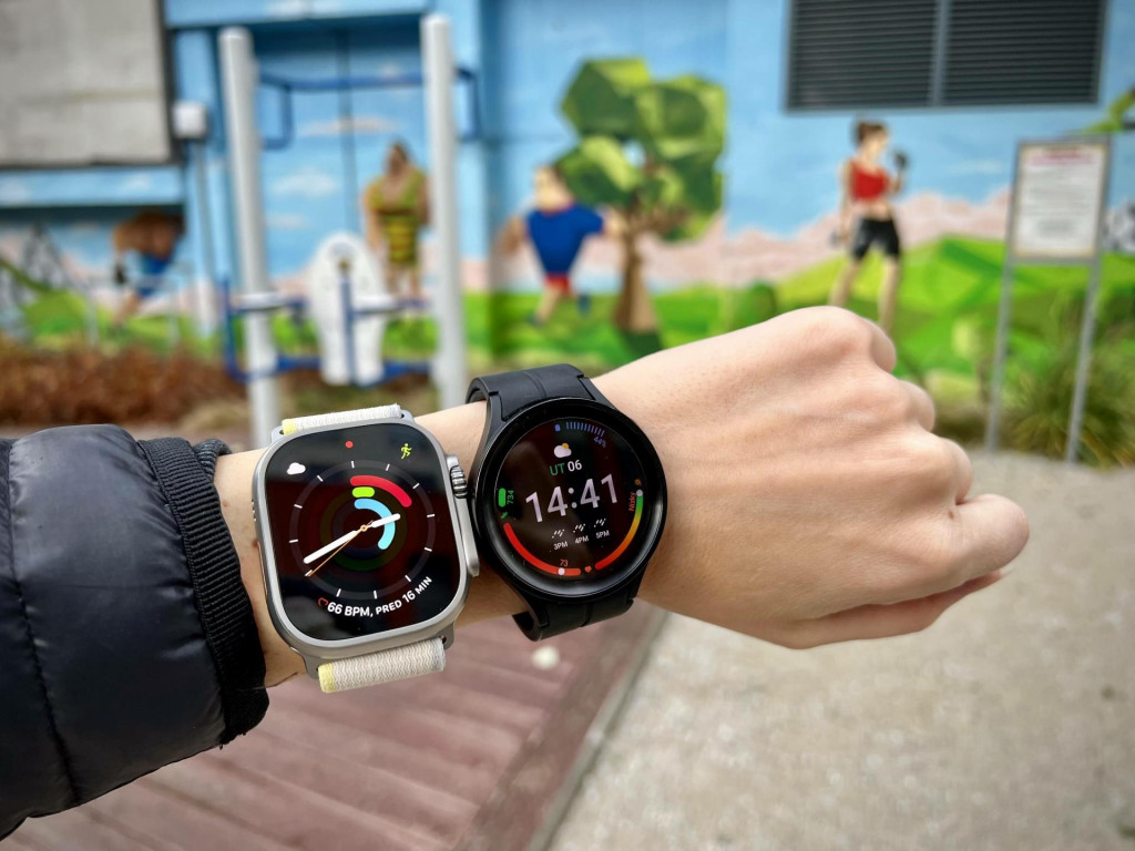 Na snímke Apple Watch Ultra a Samsung Galaxy Watch 5 Pro smart hodinky. FOTO: HN/ Alžbeta Harry Gavendová