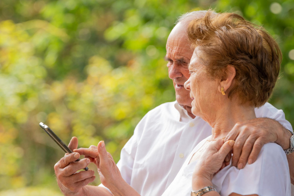 seniori a podvody cez SMS správy FOTO: Dreamstime